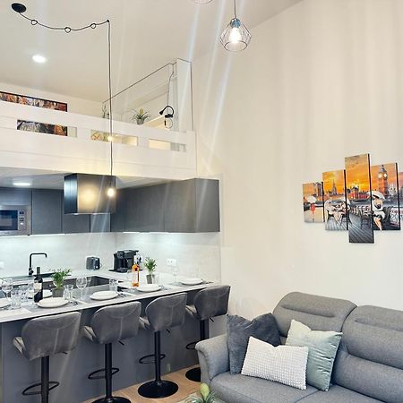 Free Parking - Cozy Apartment Near Vysehrad Railway Bridge Prague Luaran gambar
