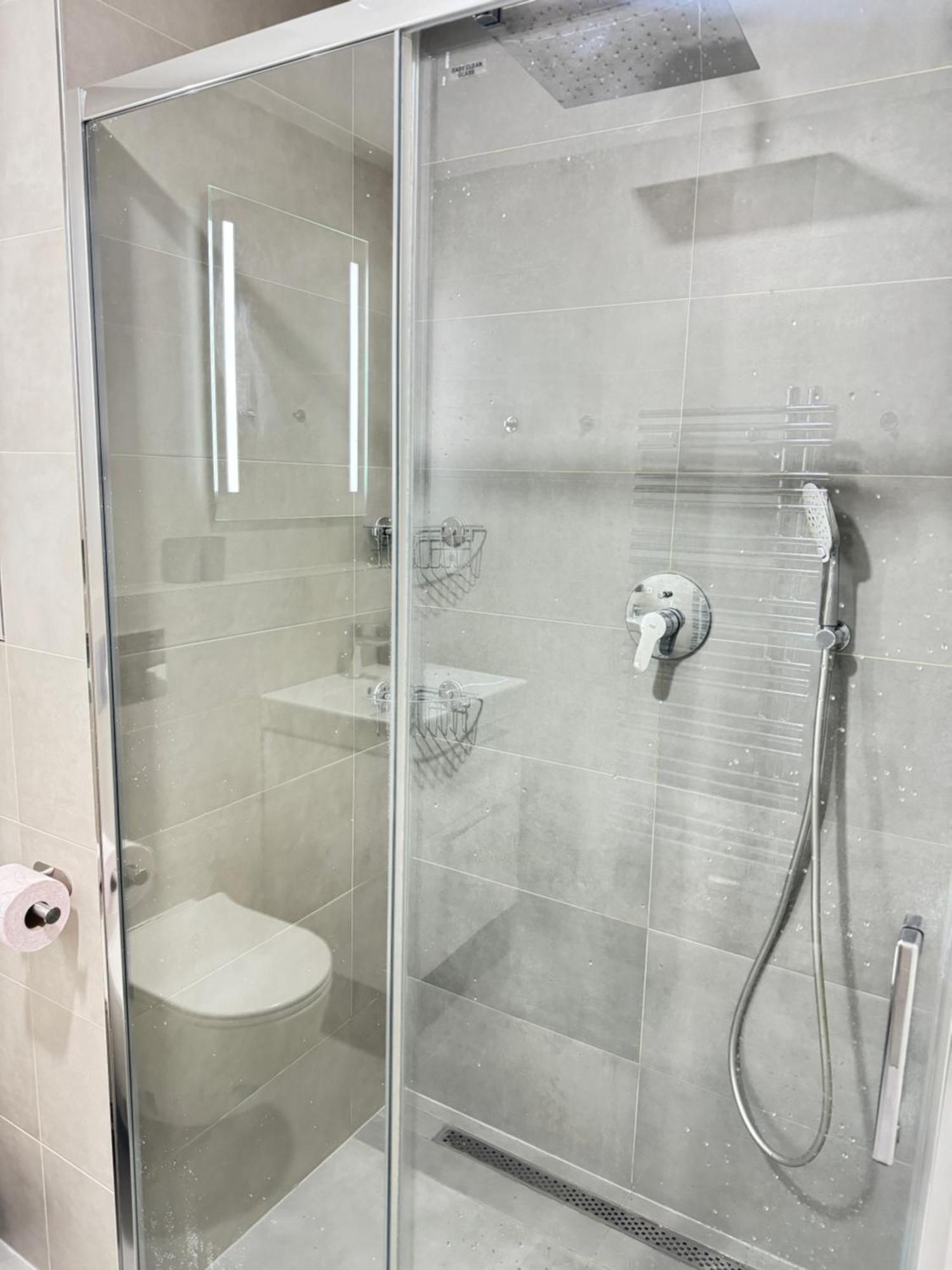 Free Parking - Cozy Apartment Near Vysehrad Railway Bridge Prague Luaran gambar