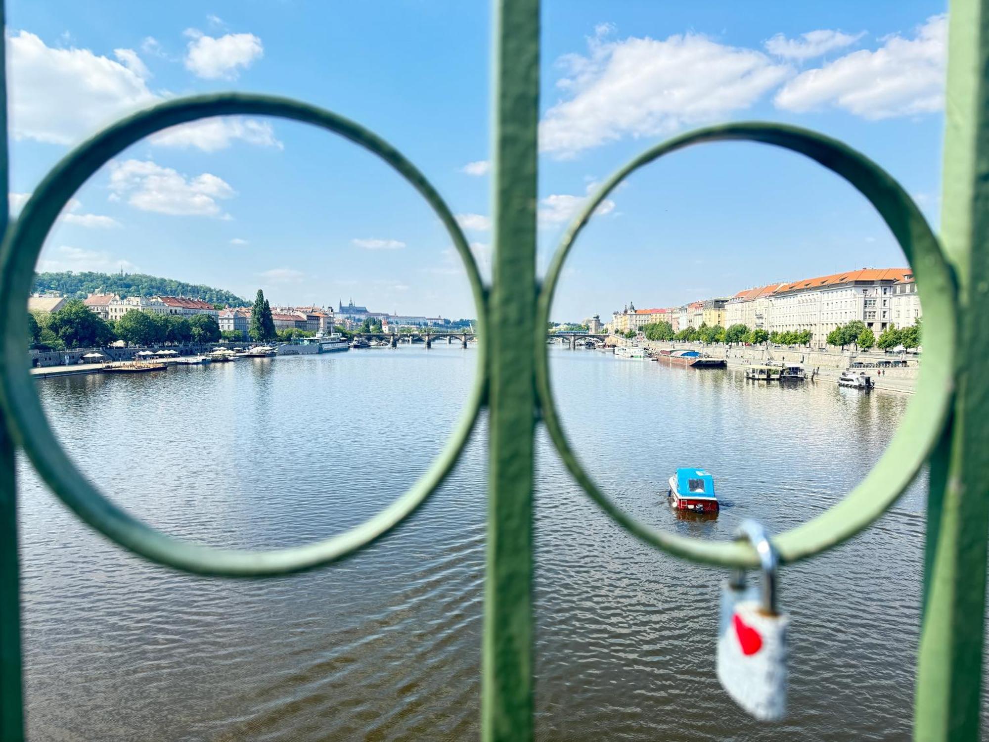 Free Parking - Cozy Apartment Near Vysehrad Railway Bridge Prague Luaran gambar