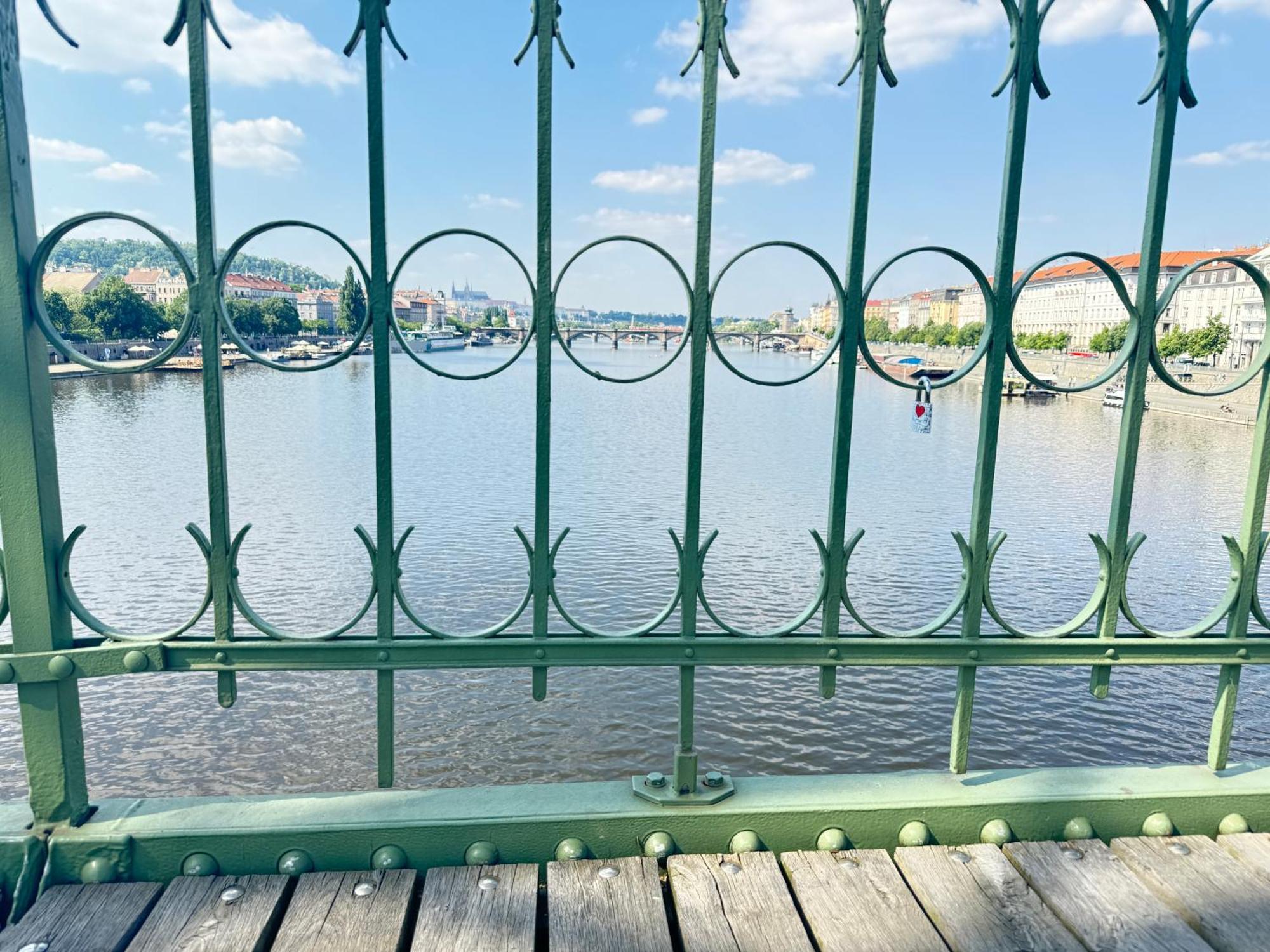 Free Parking - Cozy Apartment Near Vysehrad Railway Bridge Prague Luaran gambar
